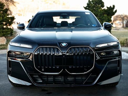 New 2026 BMW 740i w/ Executive Package image 13