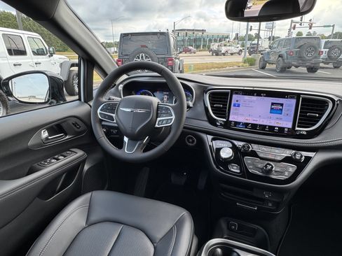 New 2026 Chrysler Pacifica Limited w/ S Appearance Package image 18