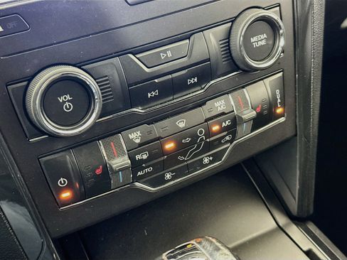 Used 2018 Ford Explorer XLT w/ Equipment Group 202A FWD image 23