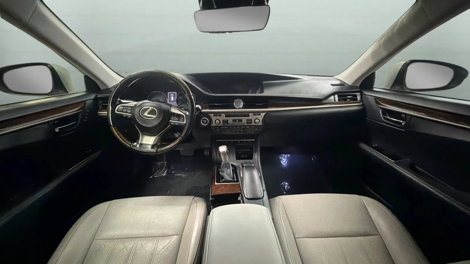 Used 2016 Lexus ES 300h w/ Luxury Package w/Wood Trim FWD image 9