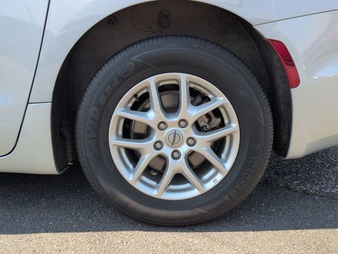 Used 2023 Chrysler Pacifica Touring-L FWD image 27