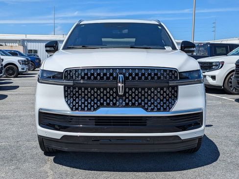 Used 2025 Lincoln Navigator Reserve AWD/4WD image 7