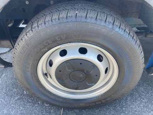 Used 2018 Ford Transit 250 w/RH Sliding Door Medium Roof image 23