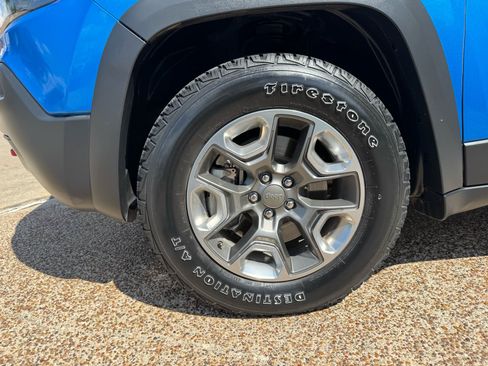 Used 2019 Jeep Cherokee Trailhawk AWD/4WD image 31