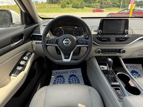 Used 2022 Nissan Altima 2.5 SV w/ SV Premium Package FWD image 13
