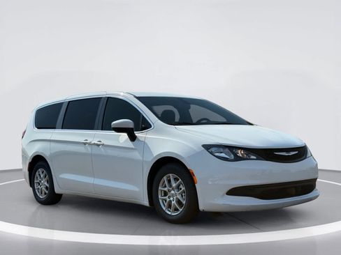Used 2022 Chrysler Voyager LX FWD image 11