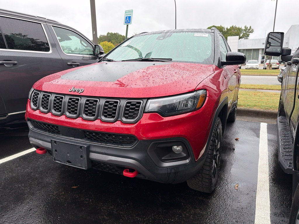 Used 2025 Jeep Compass Trailhawk AWD/4WD image 3