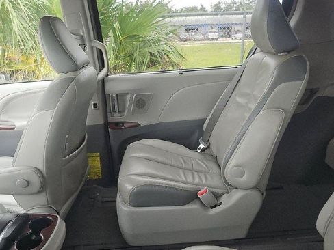 Used 2014 Toyota Sienna Limited w/ Limited Premium Package FWD image 4