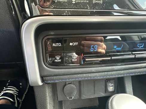 Used 2018 Toyota Corolla SE w/ SE Premium Package FWD image 16