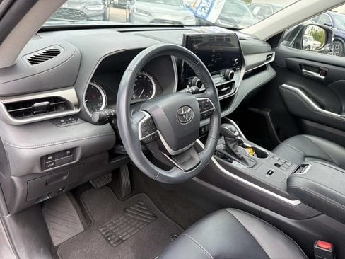 Used 2023 Toyota Highlander XLE FWD image 12