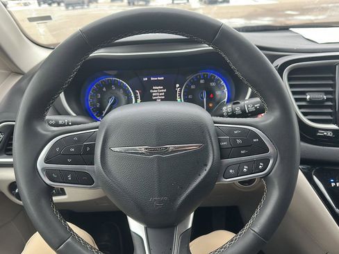 Used 2024 Chrysler Pacifica Touring-L image 13