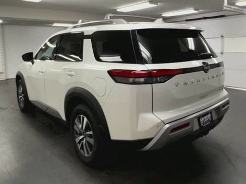 Used 2024 Nissan Pathfinder SL AWD/4WD image 7