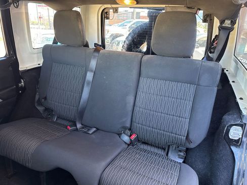 Used 2012 Jeep Wrangler Unlimited Rubicon w/ Connectivity Group image 15