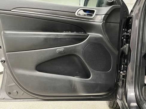 Used 2018 Jeep Grand Cherokee Limited AWD/4WD image 23