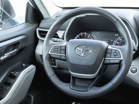Certified 2025 Toyota Highlander XLE FWD image 30