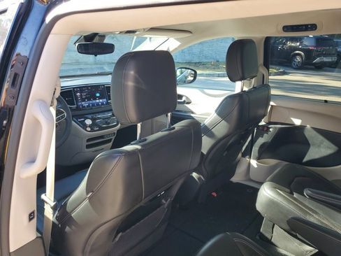 Used 2024 Chrysler Pacifica Touring-L image 21