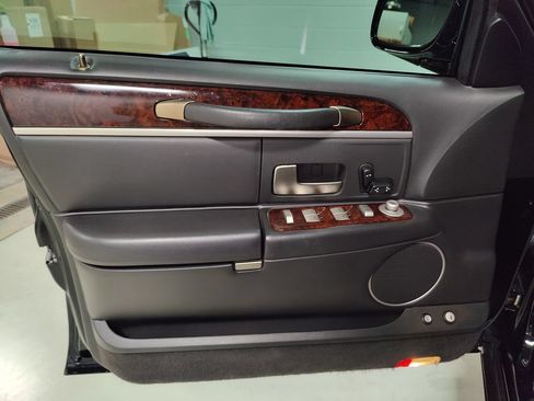 Used 2011 Lincoln Town Car Executive L RWD image 27