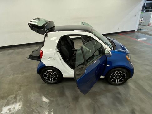 Used 2017 smart fortwo Prime RWD image 44