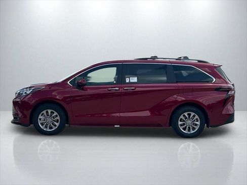 Certified 2026 Toyota Sienna XLE FWD image 8