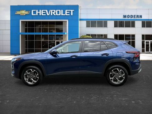 Used 2024 Chevrolet Trax LT w/ Driver Confidence Package FWD image 2