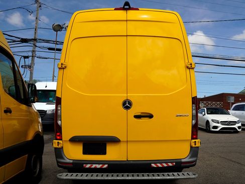 Used 2021 Mercedes-Benz Sprinter 2500 image 4