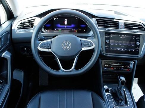 Used 2023 Volkswagen Tiguan SE w/ Panoramic Sunroof Package AWD/4WD image 17