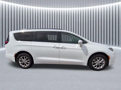 Used 2022 Chrysler Pacifica Touring-L AWD/4WD image 18