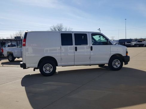 Used 2018 Chevrolet Express 3500 w/ Driver Convenience Package image 6