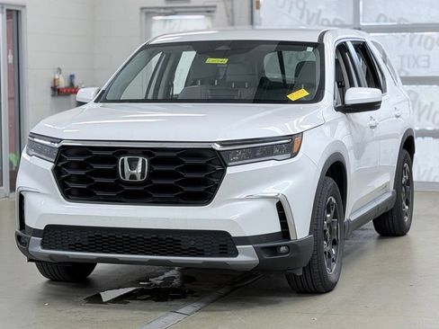 Used 2025 Honda Pilot EX-L image 3