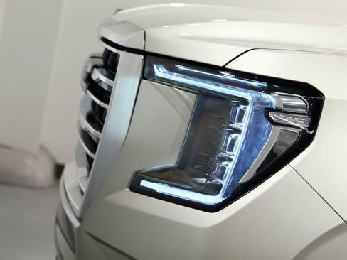 Used 2021 GMC Yukon XL SLT w/ SLT Luxury Plus Package image 15