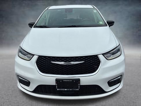 Used 2024 Chrysler Pacifica Touring-L FWD image 9