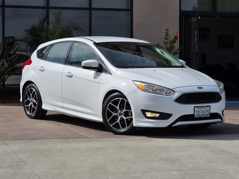 Used 2016 Ford Focus SE w/ SE Sport Package image 3