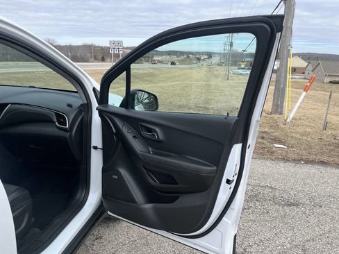 Used 2019 Chevrolet Trax LT w/ Sun & Sound Package image 32