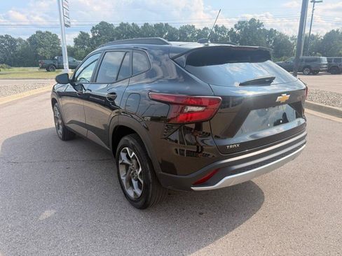 Used 2025 Chevrolet Trax LT FWD image 5