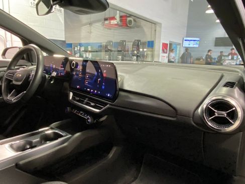 Used 2025 Chevrolet Equinox EV LT FWD image 33