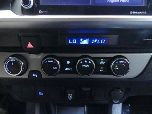 Used 2022 Toyota Tacoma SR5 AWD/4WD image 12