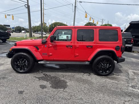 Used 2025 Jeep Wrangler Unlimited Sahara AWD/4WD image 9