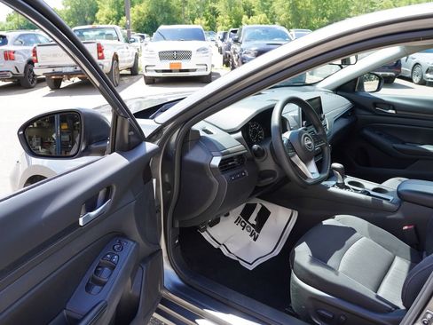 Used 2025 Nissan Altima 2.5 SV FWD image 14