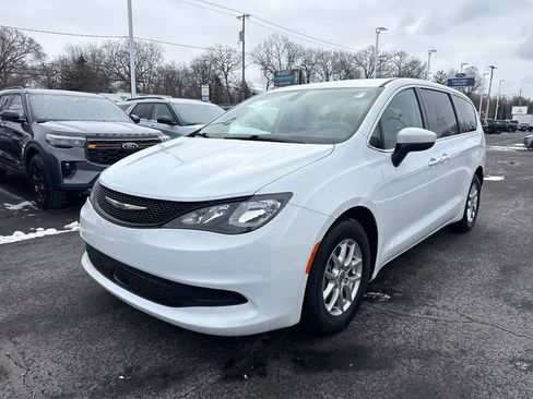 Used 2022 Chrysler Voyager LX image 2