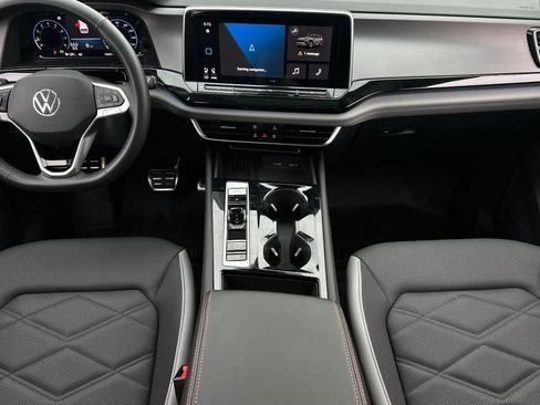 Used 2025 Volkswagen Atlas Peak Edition SE image 4