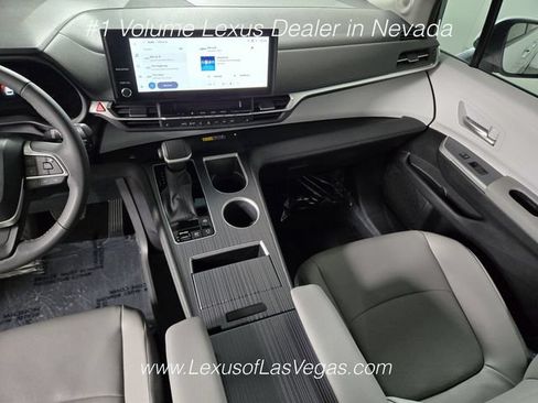 Used 2026 Toyota Sienna XLE FWD image 18