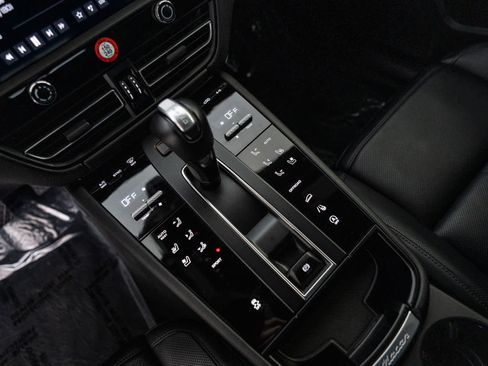 Used 2025 Porsche Macan image 27