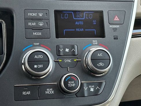 Used 2019 Toyota Sienna XLE w/ XLE Navigation Package FWD image 22