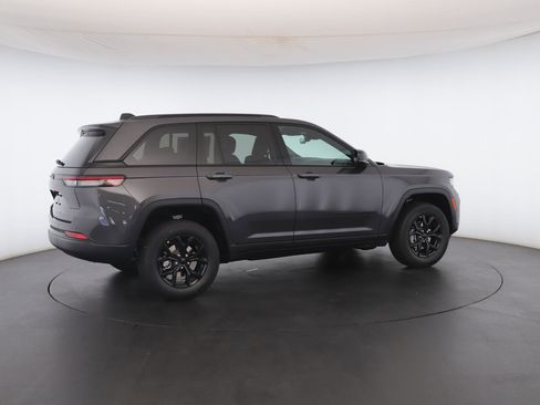 New 2025 Jeep Grand Cherokee Altitude image 30