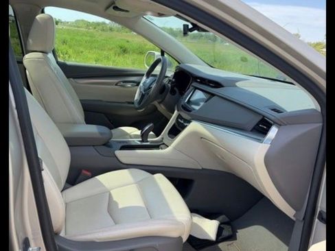 Used 2017 Cadillac XT5 Luxury w/ Driver Awareness Package AWD/4WD image 4