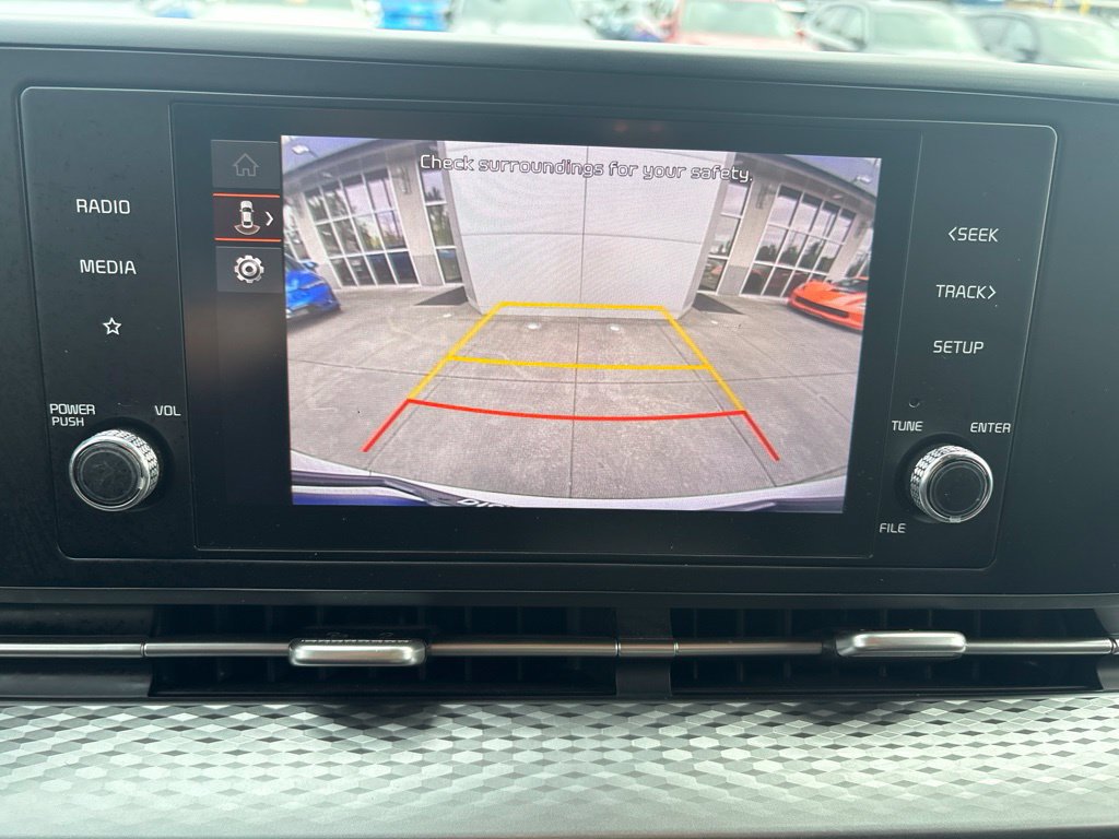 Used 2024 Kia Carnival LX FWD image 21