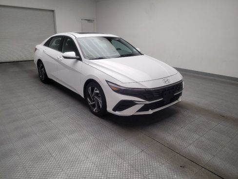 Used 2025 Hyundai Elantra SEL FWD image 13