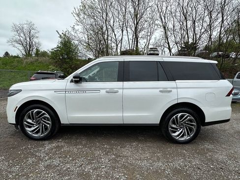 New 2025 Lincoln Navigator Reserve AWD/4WD image 2