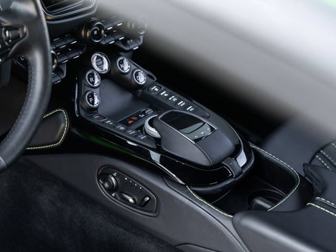 Used 2022 Aston Martin V8 Vantage Coupe RWD image 28