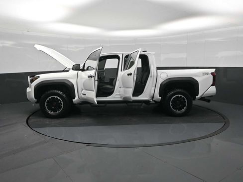 Used 2024 Toyota Tacoma TRD Off-Road w/ TRD Off Road Upgrade Package AWD/4WD image 29